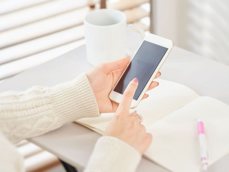 スマホから銀行口座の相続手続を行う様子