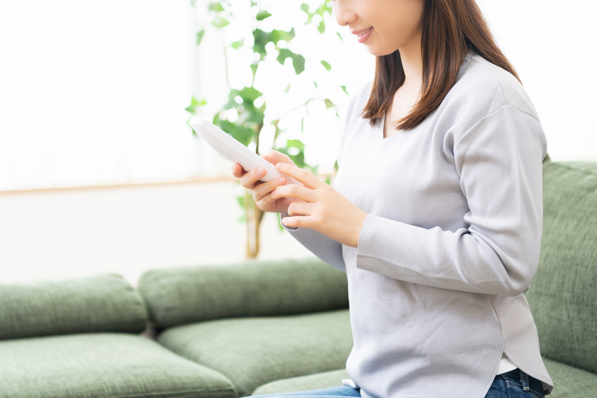 銀行口座スマート相続手続きが完了し、スマホを見ながら安堵しているご相談者様