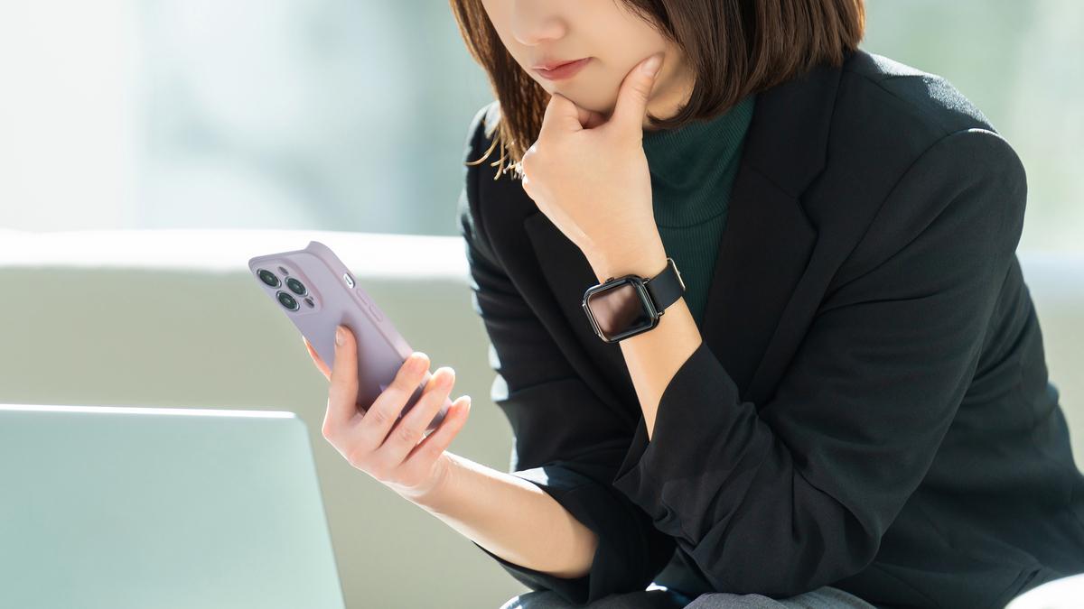 相続手続きを前に困っているご相談者の様子
